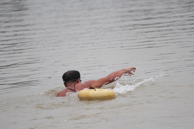 Hà Nội lạnh thấu xương, nhiều người vẫn vô tư ra sông Hồng ngụp lặn như giữa mùa hè